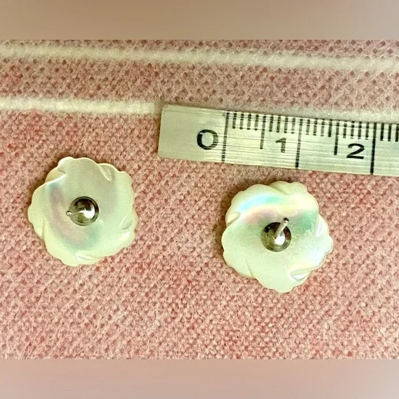 🌸 Mother of Pearl Roses 🌹 Sterling Silver earrings 🌸 - Picture 6 of 7